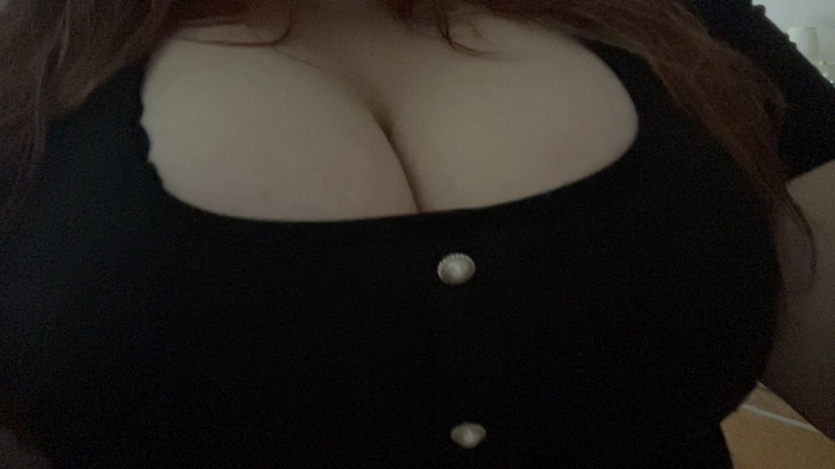 bloodbitec's tweet photo. i need a bsf to play games with #nsfw #gaming #europe #eu #egirl #ekitten #boobs #agegap #gamingfriends #ddlg #roblox #dahood #dahoodian #valorant #valo https://t.co/ZYYiUUXTGy