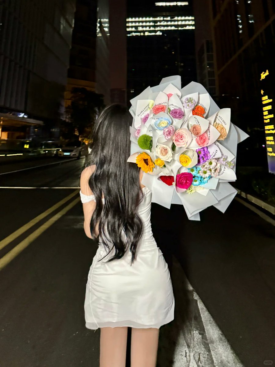 sweetiesprite's tweet photo. City night + oversized flower bouquet 💐 Happiness comes wrapped in colorful blooms.
 #FlowerVibes #NightAesthetic https://t.co/T4Xe42diJq