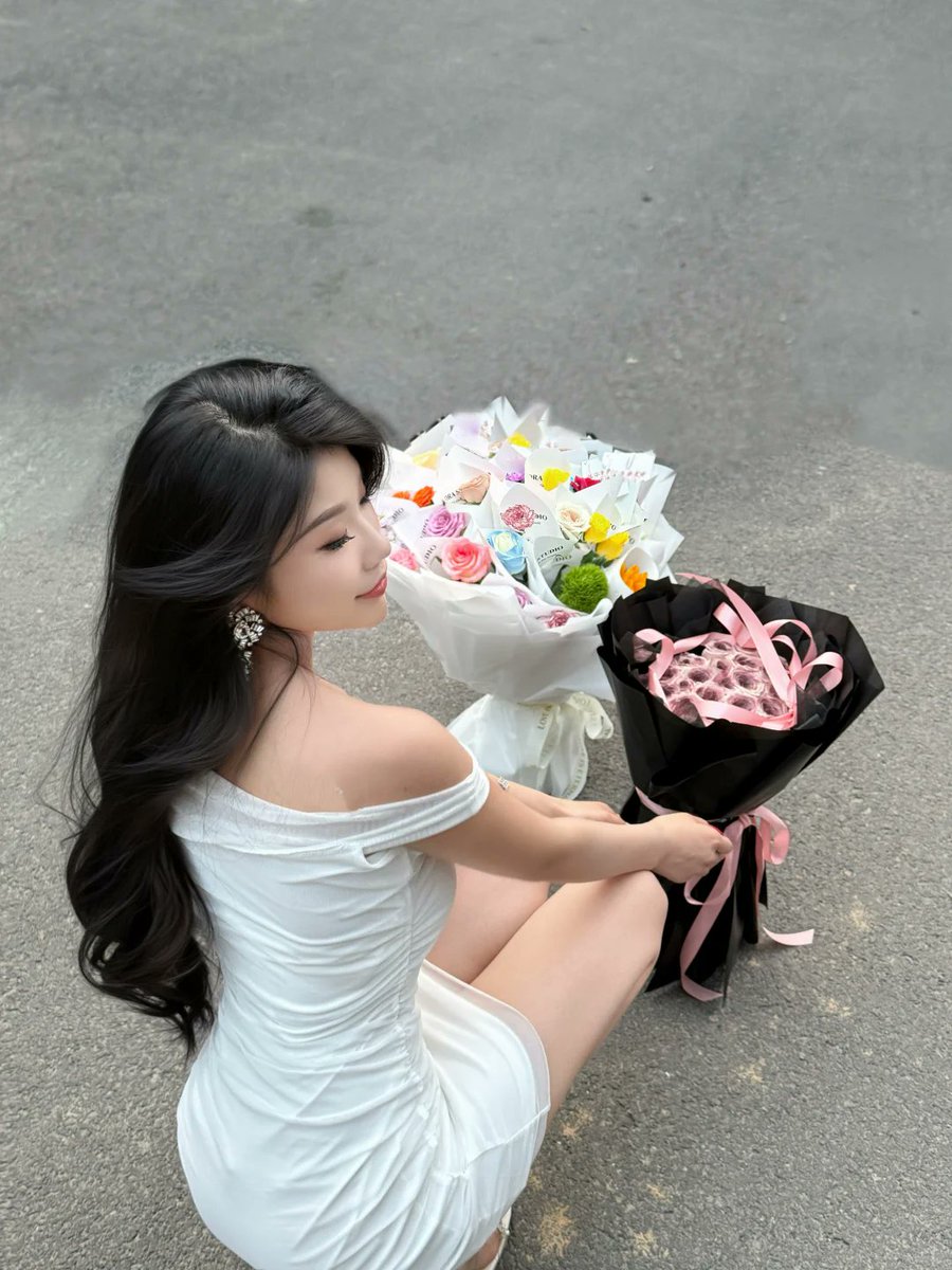 sweetiesprite's tweet photo. City night + oversized flower bouquet 💐 Happiness comes wrapped in colorful blooms.
 #FlowerVibes #NightAesthetic https://t.co/T4Xe42diJq