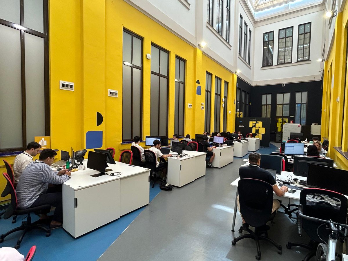 OpenFuture_And's tweet photo. Tu startup no solo puede crecer en Andalucía; también escalar conectada al mundo. 🌍

Acelerar tu proyecto en #AndalucíaOpenFuture te abre las puertas de la red global de #OpenFuture y Telefónica.

Descúbrelo 👇
https://t.co/C6HfF5eB3V

#AOF https://t.co/AybTti9YeK