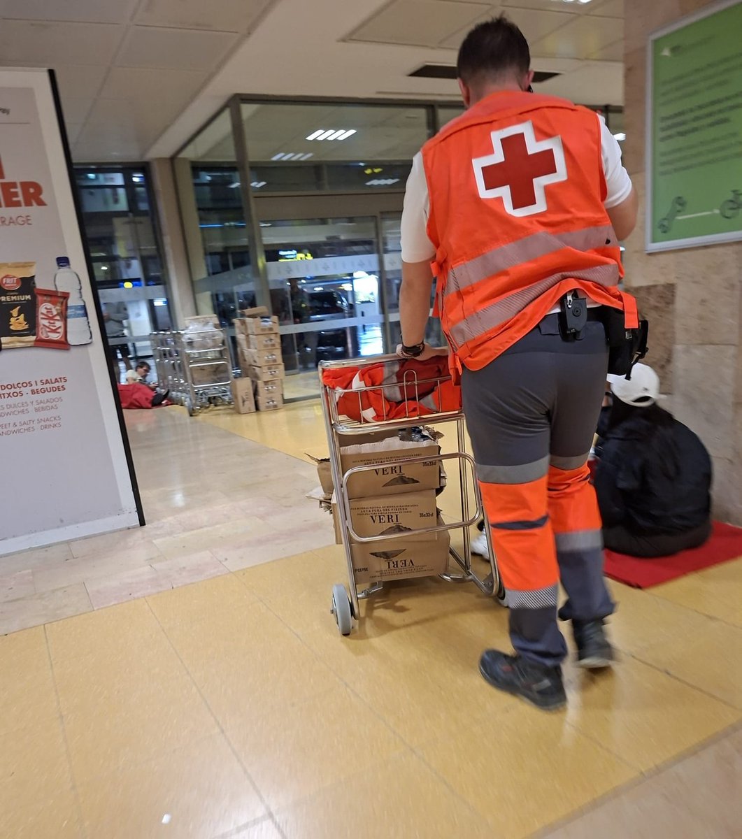 CruzRojaEsp's tweet photo. ⛈️🚑 Hemos movilizado a cientos de personas voluntarias en las tres comunidades autónomas más afectadas por las lluvias torrenciales de este fin de semana (Cataluña, la Comunidad Valenciana y Castilla-La Mancha, en concreto Albacete) para atender a miles de personas.

Solo en Cataluña, con 111 personas voluntarias y 22 vehículos, hemos atendido a 4.091 personas, alojado a 188 en siete albergues y repartido 2.432 mantas y 2.798 botellas de agua.

Estas imágenes recogen parte del trabajo de nuestro voluntariado y de los equipos que han estado ahí a cualquier hora.