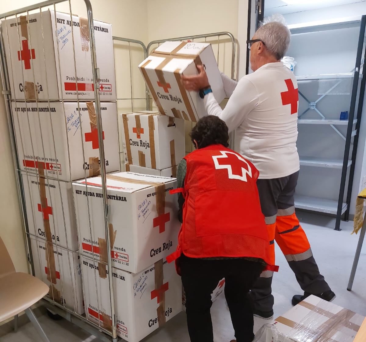 CruzRojaEsp's tweet photo. ⛈️🚑 Hemos movilizado a cientos de personas voluntarias en las tres comunidades autónomas más afectadas por las lluvias torrenciales de este fin de semana (Cataluña, la Comunidad Valenciana y Castilla-La Mancha, en concreto Albacete) para atender a miles de personas.

Solo en Cataluña, con 111 personas voluntarias y 22 vehículos, hemos atendido a 4.091 personas, alojado a 188 en siete albergues y repartido 2.432 mantas y 2.798 botellas de agua.

Estas imágenes recogen parte del trabajo de nuestro voluntariado y de los equipos que han estado ahí a cualquier hora.