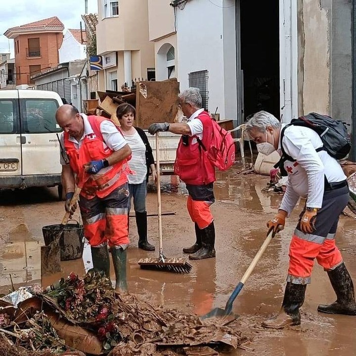 CruzRojaEsp's tweet photo. ⛈️🚑 Hemos movilizado a cientos de personas voluntarias en las tres comunidades autónomas más afectadas por las lluvias torrenciales de este fin de semana (Cataluña, la Comunidad Valenciana y Castilla-La Mancha, en concreto Albacete) para atender a miles de personas.

Solo en Cataluña, con 111 personas voluntarias y 22 vehículos, hemos atendido a 4.091 personas, alojado a 188 en siete albergues y repartido 2.432 mantas y 2.798 botellas de agua.

Estas imágenes recogen parte del trabajo de nuestro voluntariado y de los equipos que han estado ahí a cualquier hora.