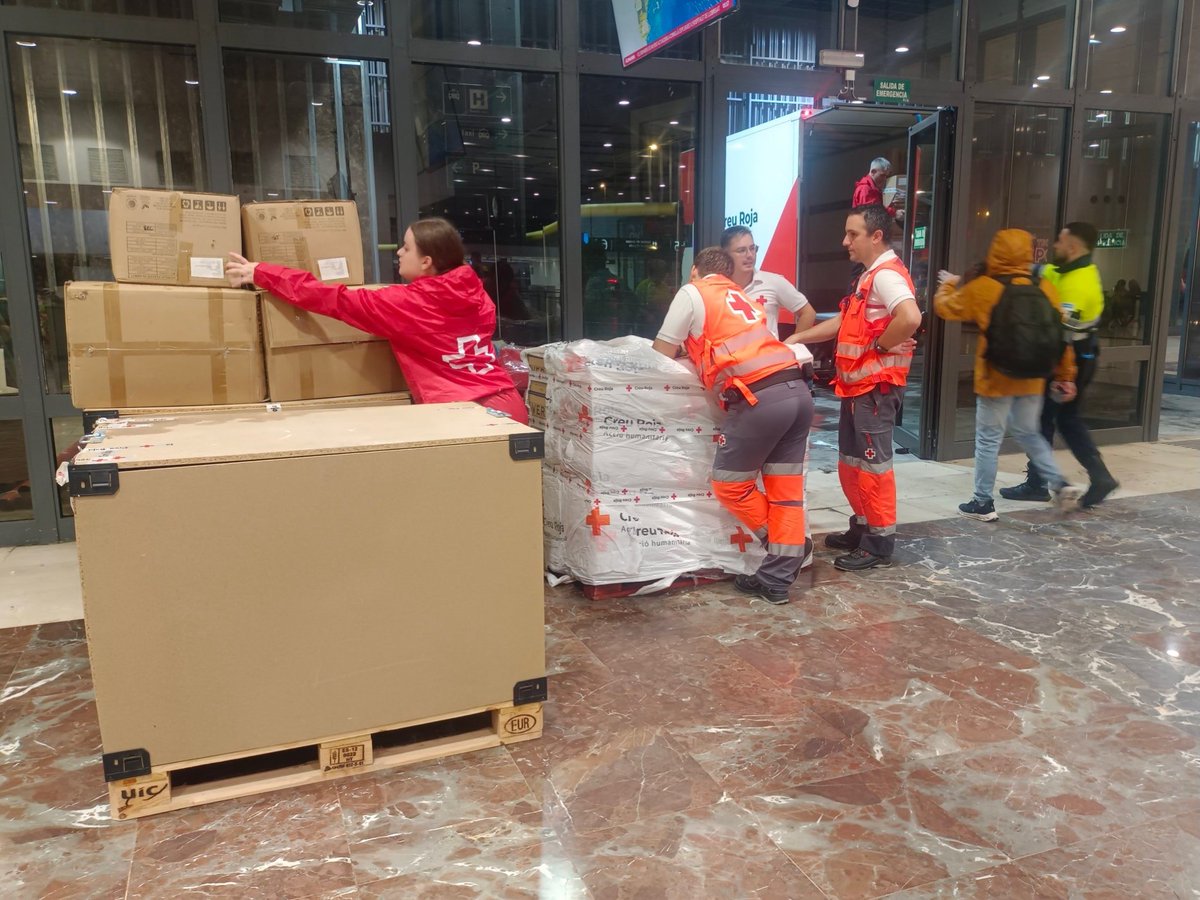 CruzRojaEsp's tweet photo. ⛈️🚑 Hemos movilizado a cientos de personas voluntarias en las tres comunidades autónomas más afectadas por las lluvias torrenciales de este fin de semana (Cataluña, la Comunidad Valenciana y Castilla-La Mancha, en concreto Albacete) para atender a miles de personas.

Solo en Cataluña, con 111 personas voluntarias y 22 vehículos, hemos atendido a 4.091 personas, alojado a 188 en siete albergues y repartido 2.432 mantas y 2.798 botellas de agua.

Estas imágenes recogen parte del trabajo de nuestro voluntariado y de los equipos que han estado ahí a cualquier hora.