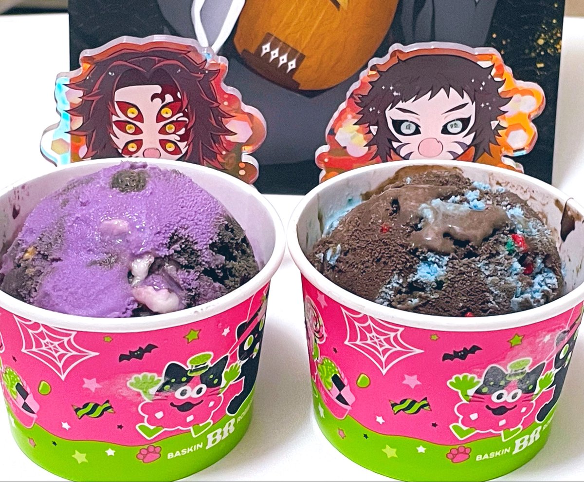 milkshake_ki69's tweet photo. 今年は🍨無事買えたゾ✌️✨️
カレンダーnkmさんに見守られながら🌙様も🍑もアイスお食べ〜〜ってやってる https://t.co/daKBvAtmXZ