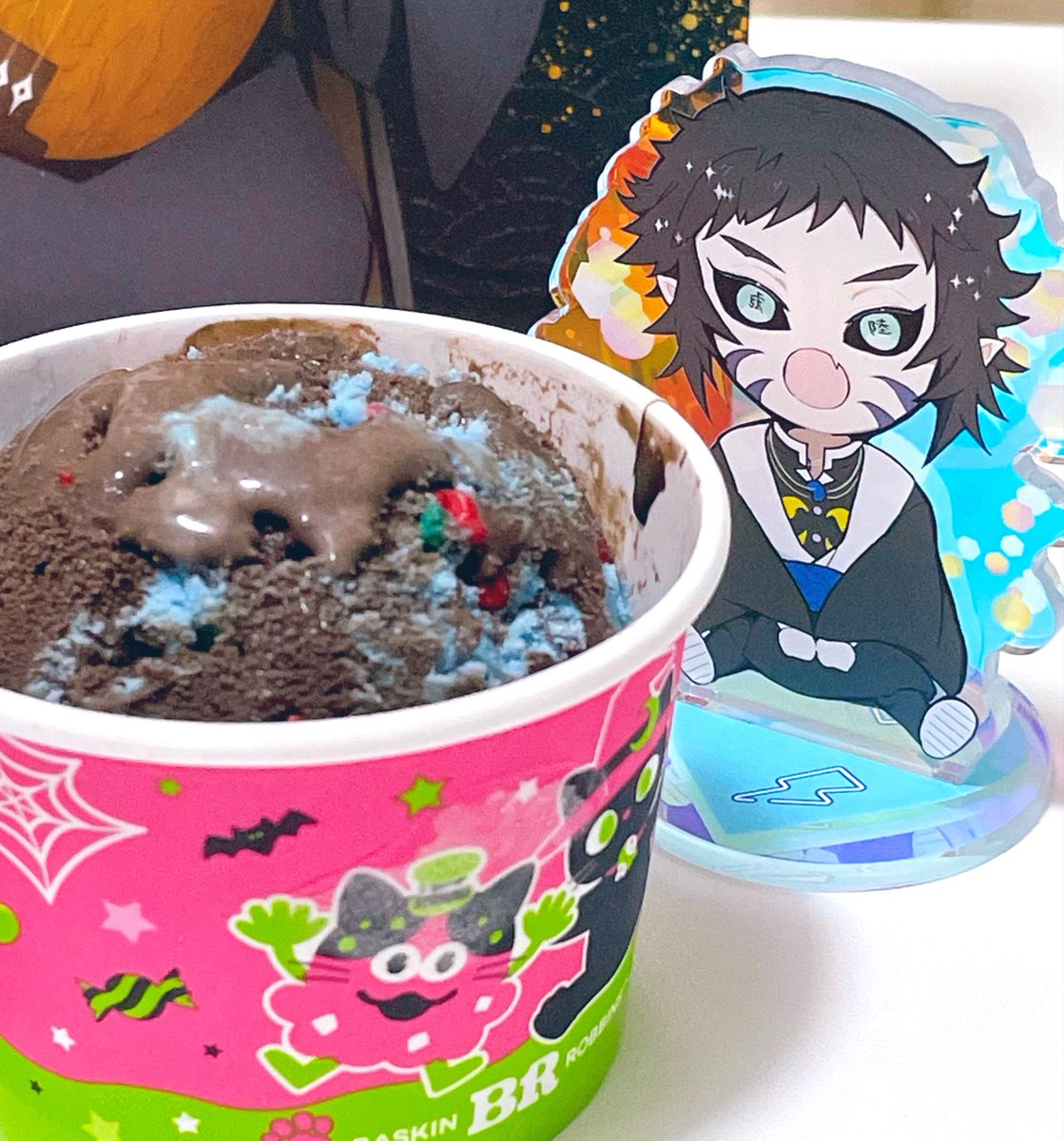 milkshake_ki69's tweet photo. 今年は🍨無事買えたゾ✌️✨️
カレンダーnkmさんに見守られながら🌙様も🍑もアイスお食べ〜〜ってやってる https://t.co/daKBvAtmXZ