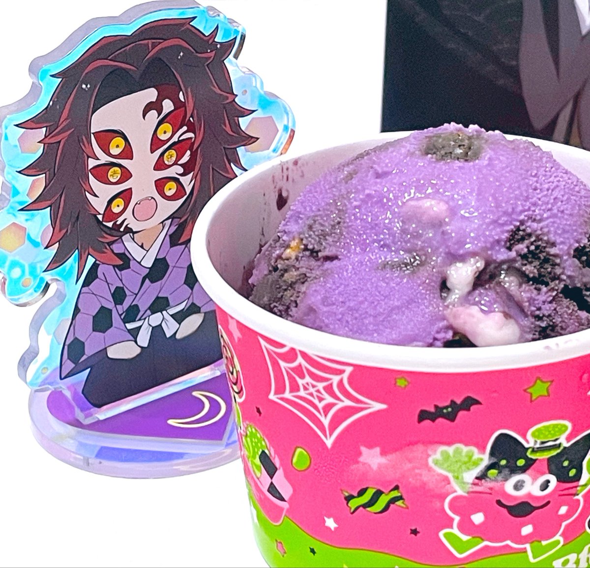 milkshake_ki69's tweet photo. 今年は🍨無事買えたゾ✌️✨️
カレンダーnkmさんに見守られながら🌙様も🍑もアイスお食べ〜〜ってやってる https://t.co/daKBvAtmXZ