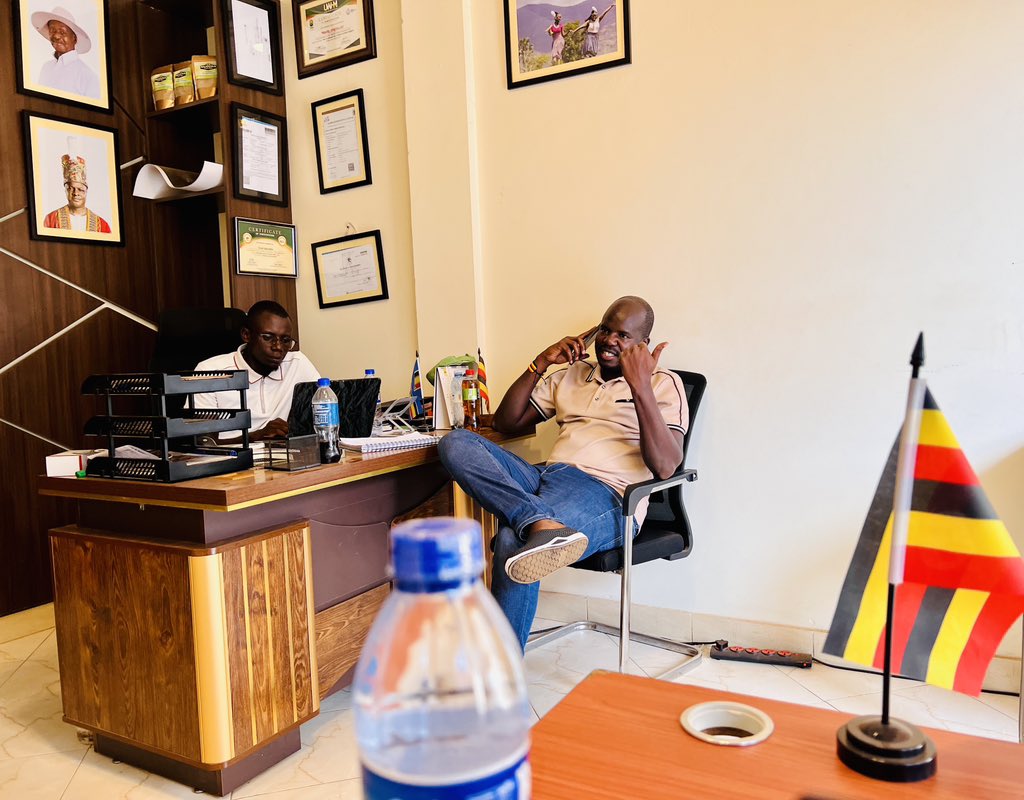 Uganda_Expozed's tweet photo. Am just here looking for money , others are focusing on dress code 

I may not be a best designer but I am the best travel expert that can get you 100 V8 Land Cruisers in just an hour 

Banange 😂 https://t.co/Q9pfHl0dRt