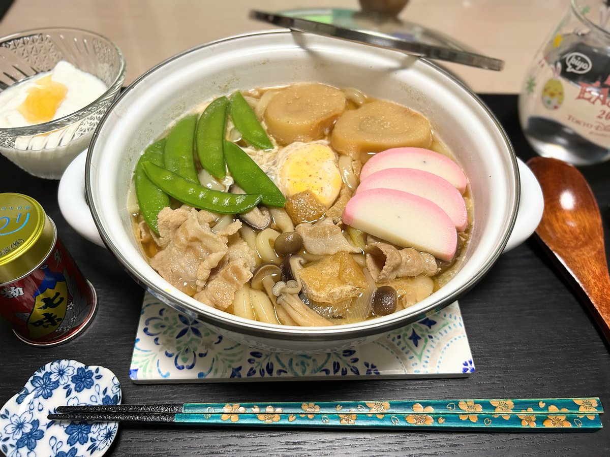 nyoehoara's tweet photo. 🍲いつもいいねありがとうございます🍲
(ーωー)
お夕飯の直後
🍀鍋焼き肉うどん
🍀ヨーグルト
➕おにぎりの後炭酸飲料にスナック菓子をボリボリ食べる…
こーゆー人どう思います〜？
凄く手間をかけて一生懸命作ったお夕飯ではないけどさ〜
ちょっとムカつく…
はい。うちの夫氏です。
#おうちごはん https://t.co/Oy35xxYINB