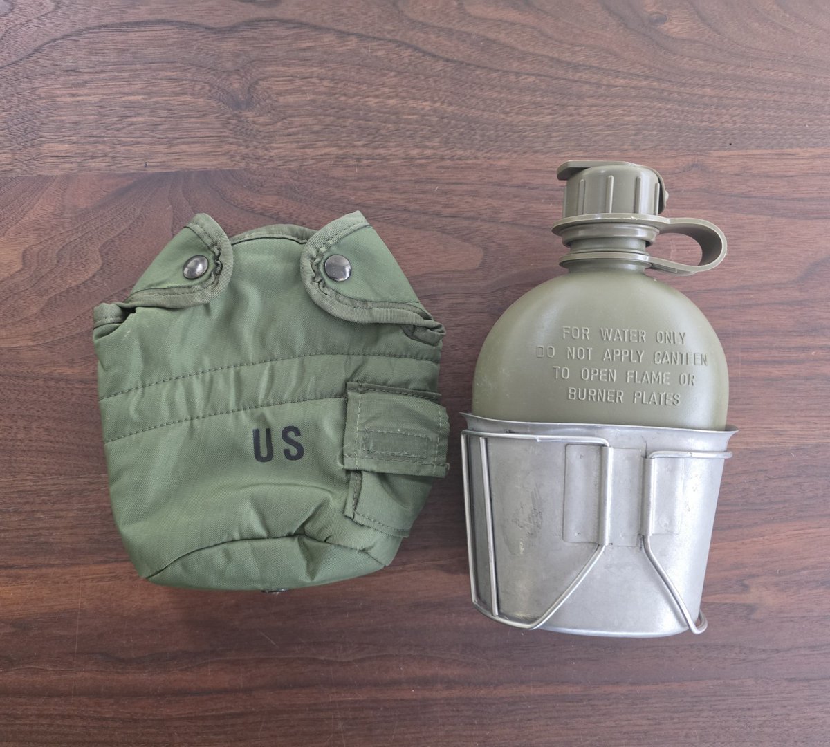 SGTWipper1Each's tweet photo. The olive-drab plastic canteen (and the nested metal cup that doubles as a boiler) stabilized in the 1960s and continues in the issue load. The cup in particular is functionally identical to ones used for generations.

Just don't put anything but water in it... https://t.co/dDIYhYn5sm