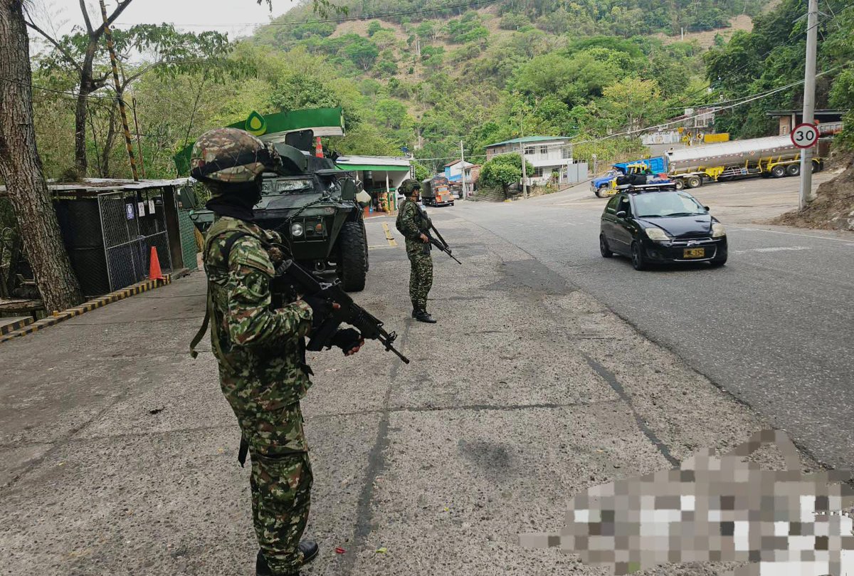 Ejercito_Div2's tweet photo. Los turistas y transportadores que se desplazan por la Ruta Nacional 70 cuentan con el acompañamiento de los soldados del Batallón de Artillería de Campaña N.° 30, brindando seguridad en la vía que conduce de Cúcuta a Sardinata, en la región del Catatumbo.

#ViajeSeguro
#NorteDeSantander
