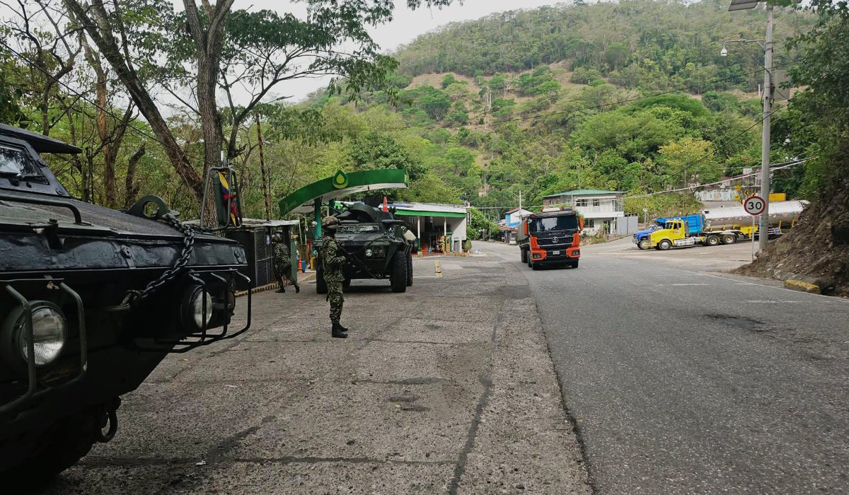 Ejercito_Div2's tweet photo. Los turistas y transportadores que se desplazan por la Ruta Nacional 70 cuentan con el acompañamiento de los soldados del Batallón de Artillería de Campaña N.° 30, brindando seguridad en la vía que conduce de Cúcuta a Sardinata, en la región del Catatumbo.

#ViajeSeguro
#NorteDeSantander