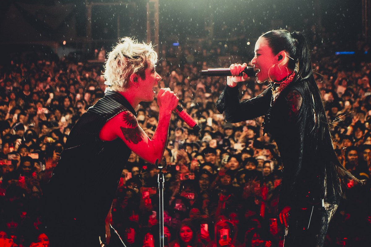 Awich098's tweet photo. 한국 감사합니다 
ONEOKROCK 감사합니다
모두에게 평화가 있기를
세계 평화가 함께하길
🙏

Thank you Korea 
Thank you @ONEOKROCK_japan 
Peace to everyone 
Peace to the world 

YAO https://t.co/joQWwa2jmI
