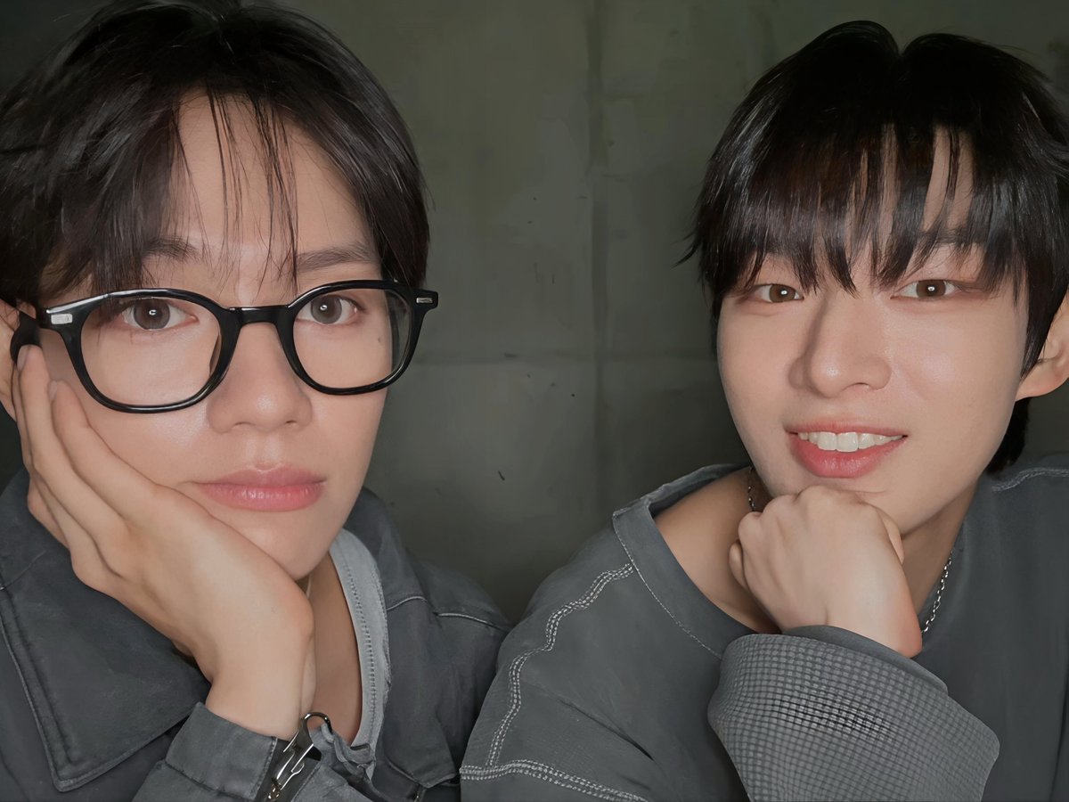 cykstejay's tweet photo. Them looking at each other on the screen 

🦌: What?
🐺: What?
🦌: Why?
🐺: 😁😁😁

#STEJAY https://t.co/buzEFgSr2E