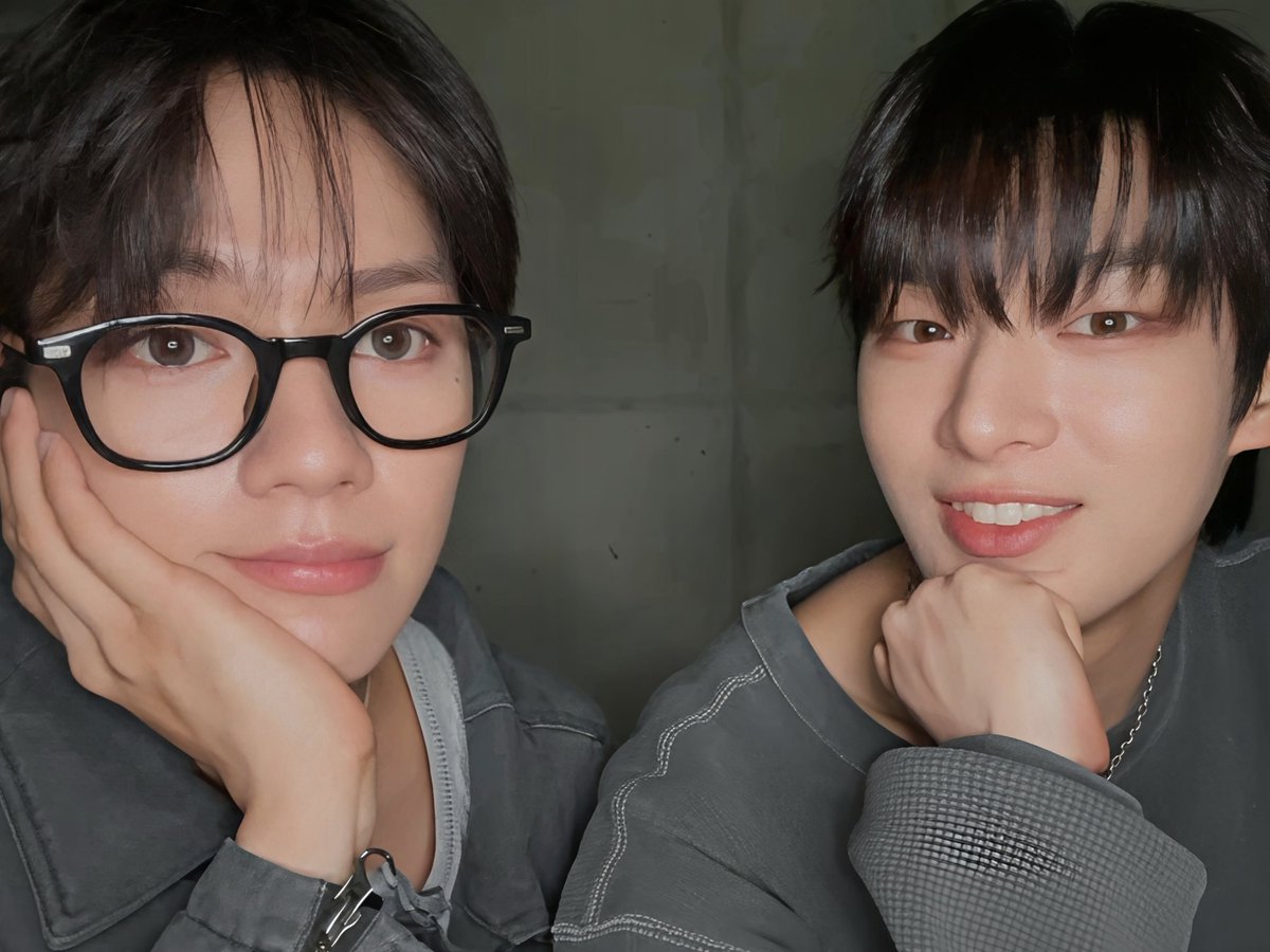cykstejay's tweet photo. Them looking at each other on the screen 

🦌: What?
🐺: What?
🦌: Why?
🐺: 😁😁😁

#STEJAY https://t.co/buzEFgSr2E