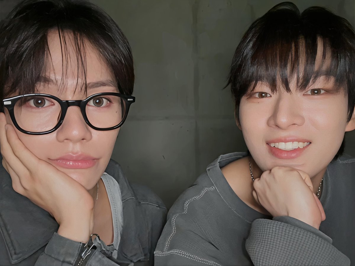 cykstejay's tweet photo. Them looking at each other on the screen 

🦌: What?
🐺: What?
🦌: Why?
🐺: 😁😁😁

#STEJAY https://t.co/buzEFgSr2E