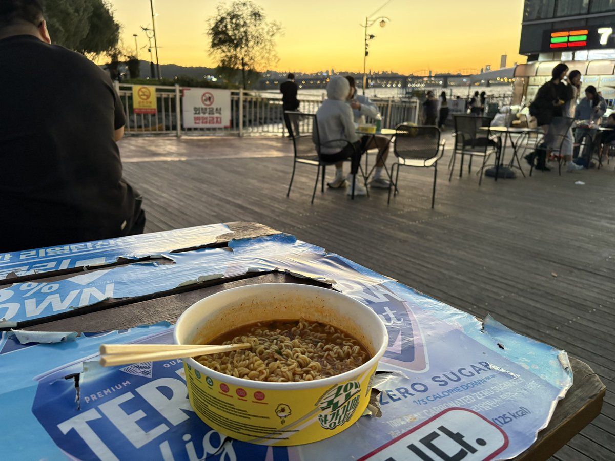 puipui3zl's tweet photo. 夕方の漢江ラーメン最高(>ᴗ<)
日の入り綺麗すぎ https://t.co/BHyYWSXGFU