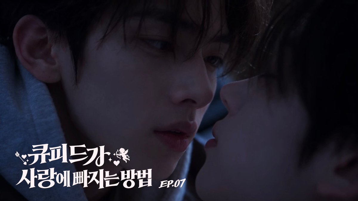 aehamEnt's tweet photo. 레이디들..? 다들 주목..🌹

드디어 둘이 첫 키스합니다. 얼른 가시죠.
《큐피드가 사랑에 빠지는 방법》 EP.07 👼🏻💘

지금 바로 보러가기👇👇👇👇👇

#비엘드라마 #벨드 #엥벨 #비엘 #AI #BL https://t.co/r5fAY9V13j