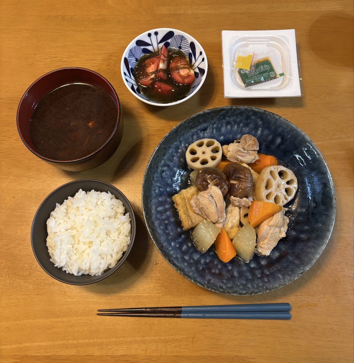 8terabytes's tweet photo. 今日の晩ごはん
鶏肉と根菜の煮物
トマトもずく酢
納豆
豆腐となめこの味噌汁
#晩ごはん #おうちごはん #手作り味噌 #赤だし https://t.co/50AxBoTje9