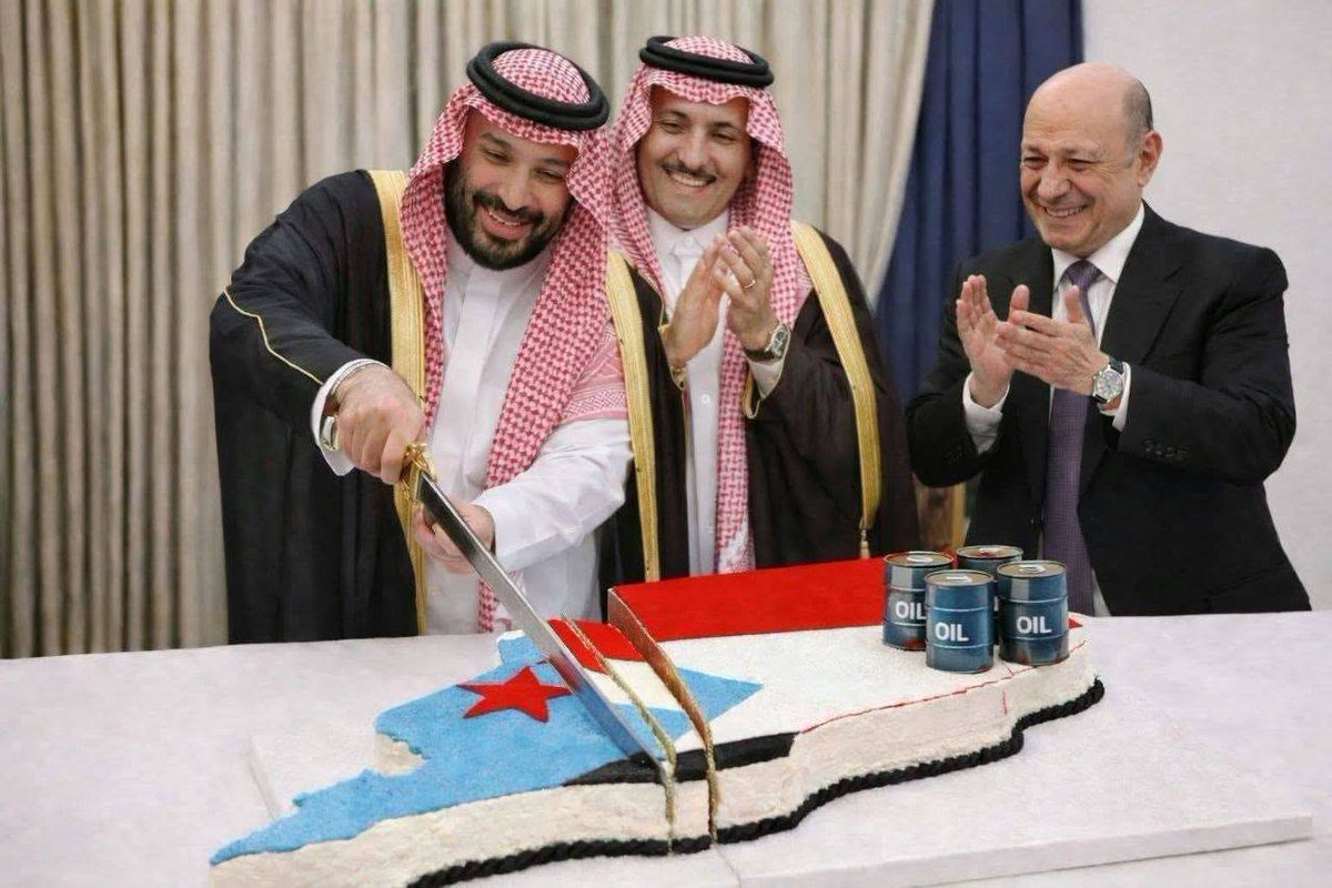 __HAshIM__tr's tweet photo. رشاد العليمي وأفعاله ما هي الا حلقة من مسلسل طويل يدار من خلف الستار واللجنة الخاصة السعودية التي تدير المشهد اليوم تسير وفق أجندة واضحة ومكشوفة للجميع فمنذ إبعاد الإمارات وتفرد الرياض بالملف الجنوبي تركز انتشار القوات #السعودية في #حضرموت والمهرة وشبوة و #عدن بينما تغيب تماماً عن أبين رغم أنها المحافظة المحاذية للبيضاء وحيث يتواجد الحوثيون الذين زعموا أنهم جاءوا لقتالهم
السبب أبسط وأقذر مما يتخيله البعض فأبين خالية من النفط والغاز ولأنها لا تملك الثروة النفطية فقد أهمشتها الرياض بشكل كامل سياسياً وعسكرياً وتنموياً وخدمياً وتركتها خارج حسابات البناء لأن همهم الوحيد هو نهب الثروة والسيطرة على الشركات النفطية والمنافذ و��لموانئ وحجز المسؤولين الجنوبيين في فنادق #الرياض لتنفيذ أجندات ومخططات رخيصة تفوح منها رائحة العصابات لا إدارة الدول
عشر سنوات مرت منذ تحرير أرض الجنوب من الحوثي ولا زال أبناؤه يتجرعون مرارة المؤامرات المستمرة

هل تحسنت الخدمات؟
هل تحسنت المعيشة؟
هل انخفضت أسعار المحروقات؟
هل صلحت الكهرباء التي تقهر الصائم والمريض والطفل؟

لا شيء من هذا حدث بل على العكس زادت المعاناة ومارسوا سياسة الموت البطيء ضد شعب لا يريد سوى أن تحكم المحافظات نفسها بنفسها بعيداً عن وصاية الطامعين
إلى متى سيظل هذا الوضع المأساوي وشعبنا يموت قهر وغلاء ومعاناة لا تقبله عقل ولا منطق والعبرة لمن يعتبر وبكرة تنجلي الحقائق وينكشف كل خائن وبائع لمواقفه مقابل مصالح ضيقة وشعبنا في الجنوب رايته منتصرة دائماً والخزي والعار لمن فرط في كرامة أرضه ومقدرات أجياله