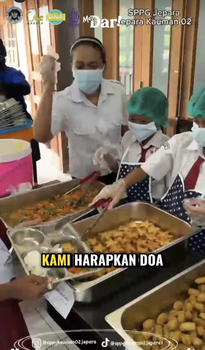 LambeSahamjja's tweet photo. siswa ikut membagikan mbg dalam uji coba sistem prasmanan https://t.co/K8747ONpbr