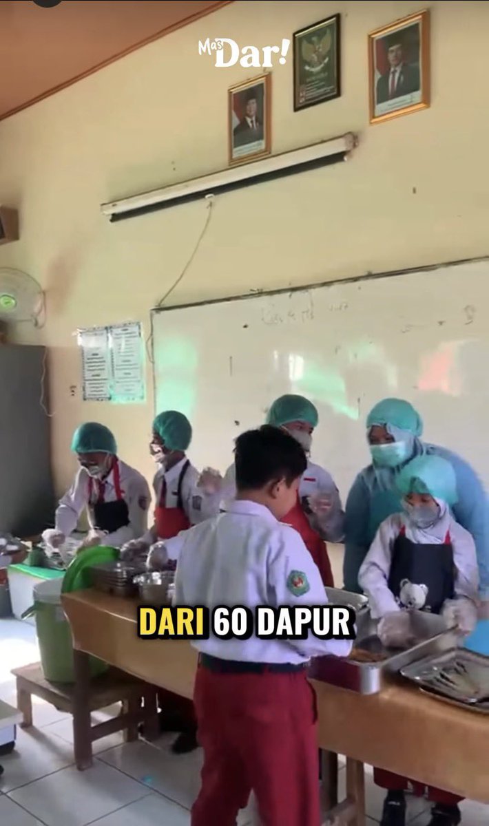 LambeSahamjja's tweet photo. siswa ikut membagikan mbg dalam uji coba sistem prasmanan https://t.co/K8747ONpbr