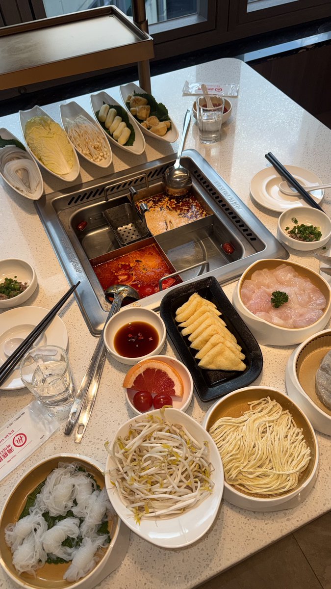 pxpcxrn35's tweet photo. 하이디라오 머금
쿤샤오쥔소스로만든마라반 맛있구염
날치알복주머니 << 이새키 꼭시켜야됨 ㄹㅇ 
아 그리고 우유빵..?그거 품절이라 못먹음 씌 앙 https://t.co/flqYJwFVtA