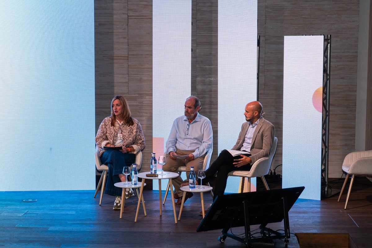 importaco's tweet photo. 🤖 La IA ya no es una cuestión de futuro. Es una oportunidad para transformar el presente.

En @importaco asistimos al #CongresoDeSnacks2026 para compartir experiencias sobre IA, innovación y transformación digital en el sector. https://t.co/QDUWuZd2RU