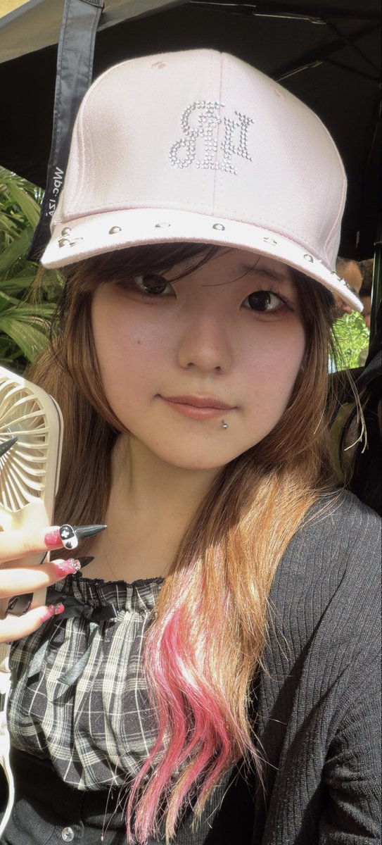 1uh5q's tweet photo. ユニバの時の私 https://t.co/el0Fp4ujAM