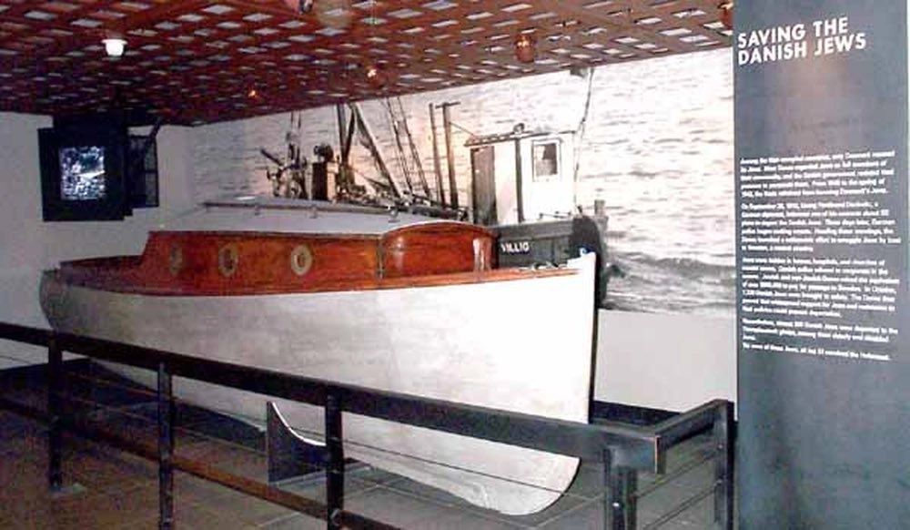 curatorWH's tweet photo. In October 1943,as the Nazis planned to arrest Denmark’s Jews,Danes hid their Jewish neighbors and ferried them in boats across the sea to Sweden.About 7,200 escaped saving nearly all of the Danish Jews. A heroic act in a time of darkness. https://t.co/sgX91W62oV