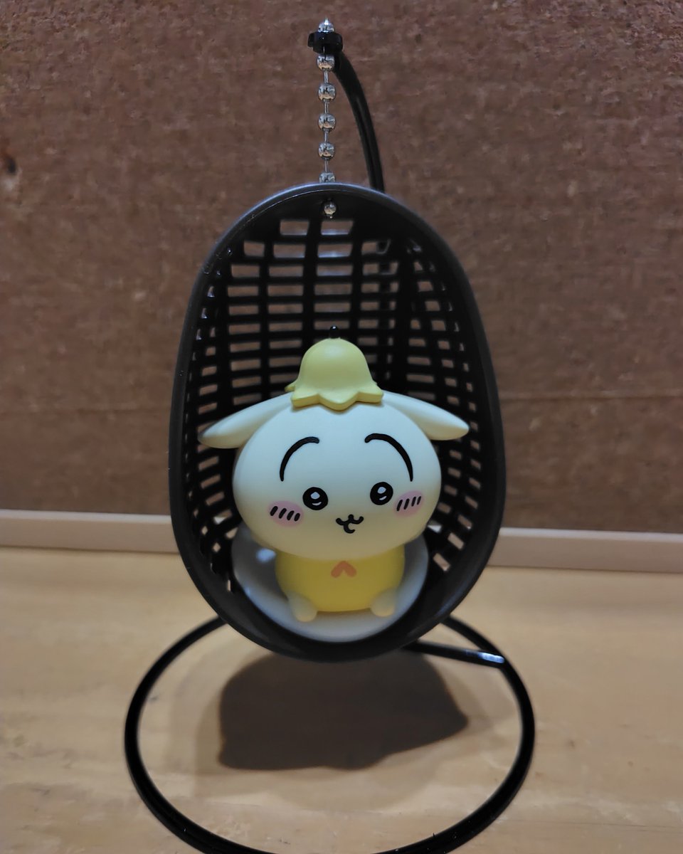 usagi_0425's tweet photo. うーさを乗せるために買ったら、ちょっと大きくて乗れなかったので我家の番人(旦那命名)にプレゼントしたら丁度良くて可愛い🤭 https://t.co/zKNZ9rBbJM