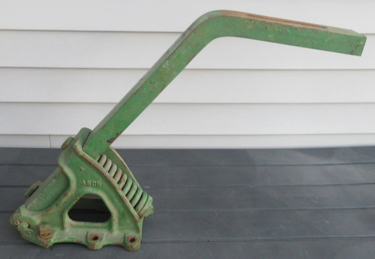 rusticrelics04's tweet photo. Unstyled John Deere A B G Tractor seat C Channel and Mounting Base A60R https://t.co/XZc9EYIWcq #eBay via
@eBay #VintageTractor #AntiqueTractor #TractorRestoration #TwoCylinder #PoppinJohnny #TractorParts #JohnDeereParts #FarmMachinery #AgParts #TractorPartsForSale https://t.co/FbpOyq8FY7
