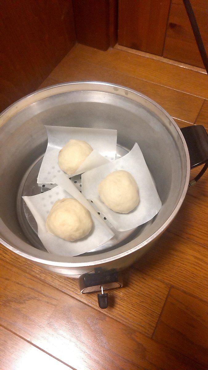 kbaav's tweet photo. 今日は #電鍋 で あんまんを作ってみています
市販のあんまんは胡麻あんが多いので小豆あんにしました https://t.co/5EeAJzgTYc