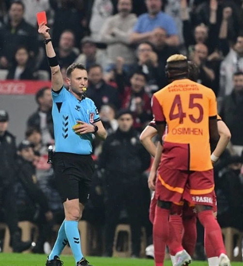 galamajeste's tweet photo. Üzülme artık Frankowski sen o kartı görmedin.

Davinson kalk kendine gel Rafa seni attıramadı.

Günay ağlama aslanım o kırmızı kartın hesabı soruldu.😀 https://t.co/qDYNaK1TxG