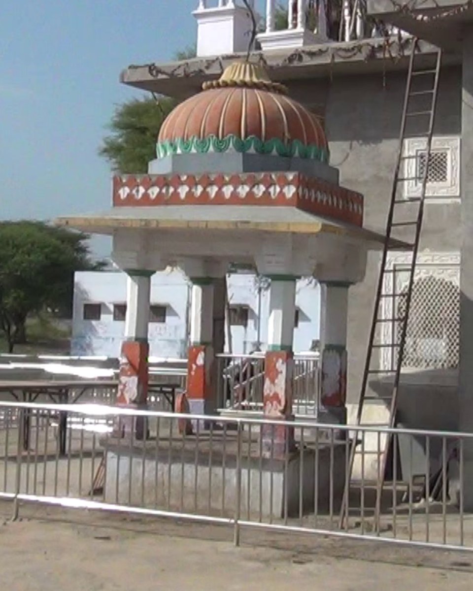 RameshImages's tweet photo. रींगस के भेरूजी मंदिर के बाहर सती माता की एक छतरी है जिसके शिलालेख पर 1669 ईस्वी लिखी हुई है। बताया जाता है कि 1669 ईस्वी में सती माता अपनी शादी के बाद यहाँ धोक देने आई थी। यहाँ हुए एक युद्ध में उनके पति का देहांत हो गया था उसके पश्चात वो सती हो गई थी।
#reengusbheruji https://t.co/1kmTqqJxGf