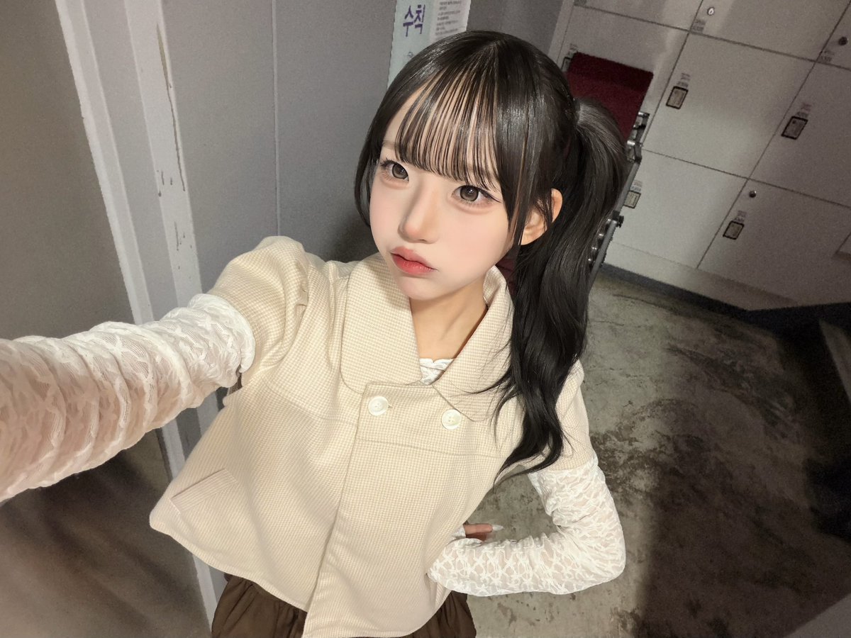 YOiSHOi_RUBY's tweet photo. 26.10.04

돗치스키? 아키가 스키!! 가을 사복 입어봤습니다!! 요즘 추구미가 바뀌었는데!! 티가 나려나~!! (๑・ω-)～♥” 아루랑 커플룩 느낌으로 맞춰 입었어요!! 급하게 2인으로 무대를 준비하느라 아쉬운 점도 있었지만 그래도 즐거웠다!! 다음 라이브는 10일!! 웨브에서 만나자!! 🎸❤ https://t.co/PQOzJjzA8l