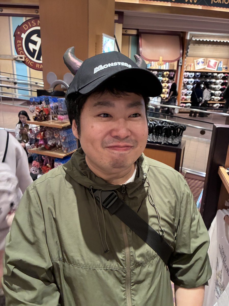 yukun052's tweet photo. 舞浜まで来たけどディズニーのシャッターを越えれなかった者　笑
元々入る予定なかったのでww https://t.co/kzcOPmnuBh