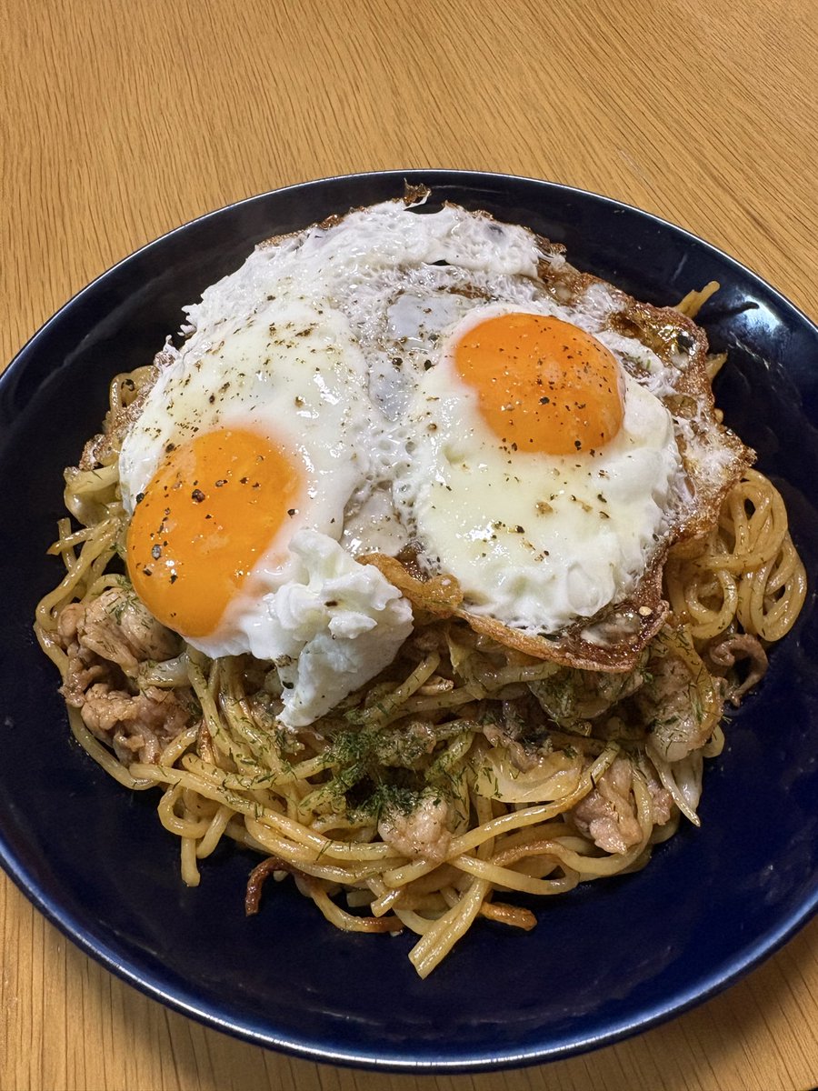 shinoken_voice's tweet photo. 今日は焼きそばとレバーの甘辛煮✨

贅沢にW目玉焼きトッピングだぜぇ🍳 
マイルドだろぉ！

#今日の晩ごはん
#実家メシ https://t.co/0Blrs0P5yS