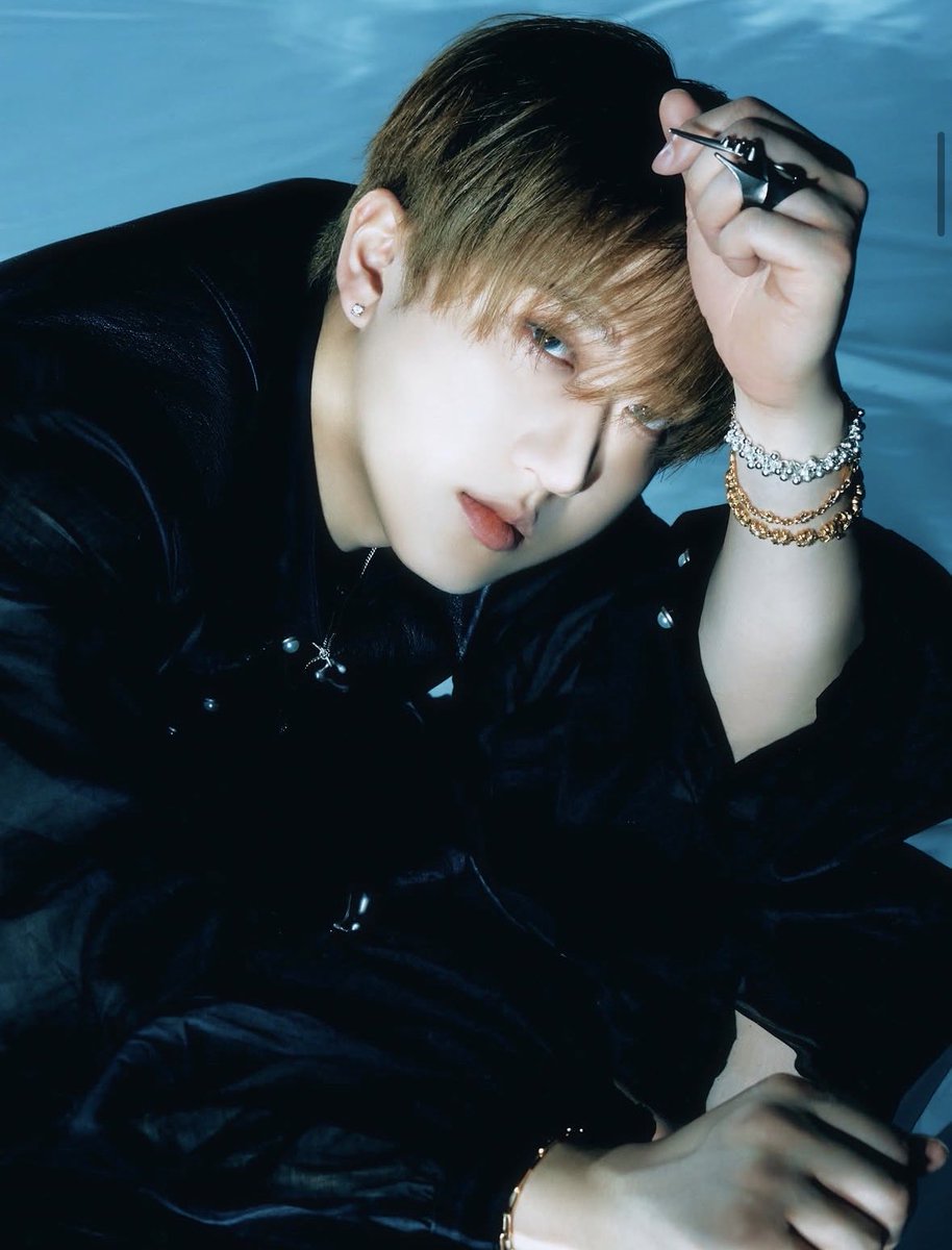 straykids_pt__'s tweet photo. 📸 Novas imagens teaser de SUIATSU! ✨🖤🤍

#SUIATSU #スキズ #スキズ_4th_Mini #StrayKids #YouMakeStrayKidsStay @Stray_Kids_JP https://t.co/E89ExugfgQ
