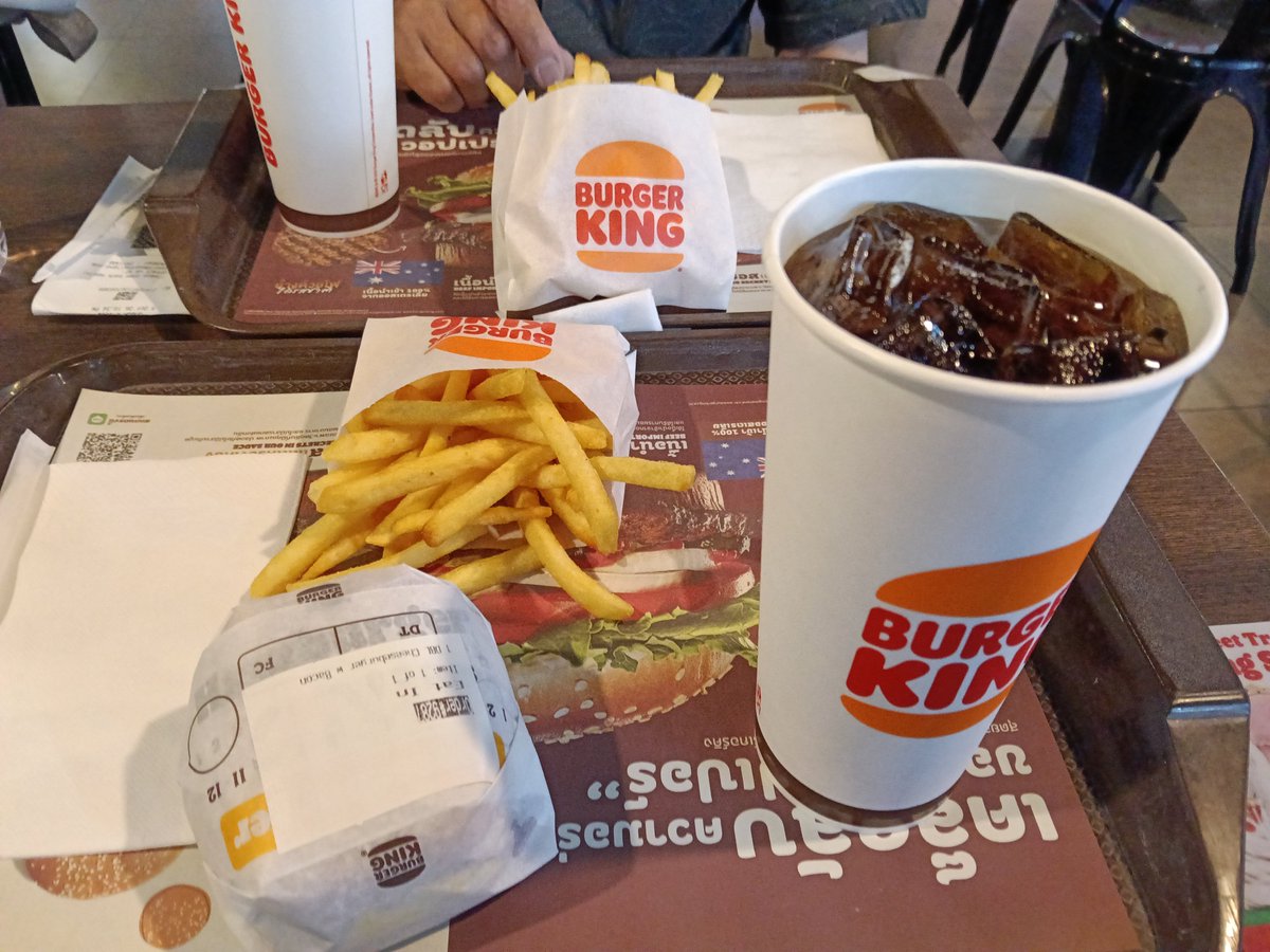 HIROKAZUmis's tweet photo. ドンムアン空港着いた。
バンコク最後飯はバーガーキング。 https://t.co/ALKmj2IdKu