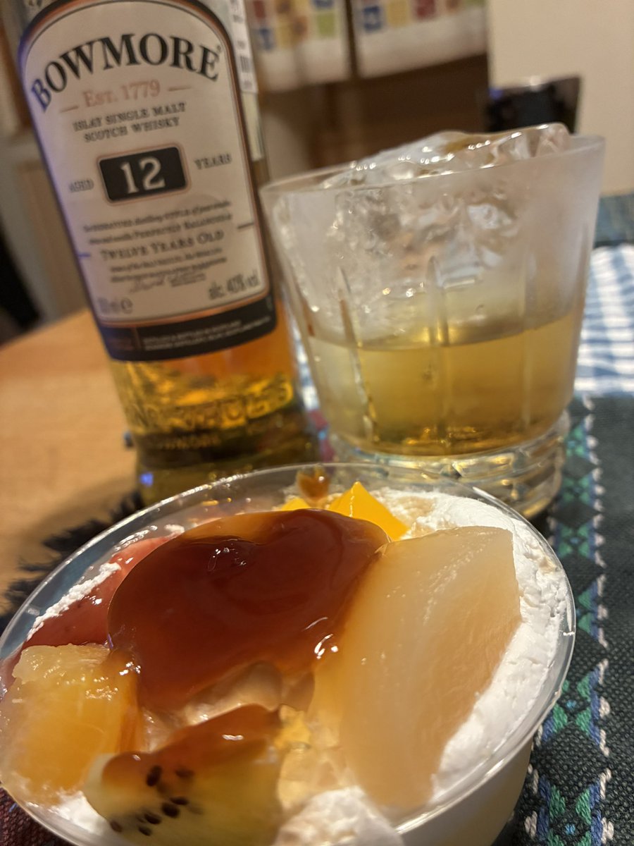 tomo9999Q's tweet photo. プリンとボウモア🍮🥃 https://t.co/NQp1w7HTsF
