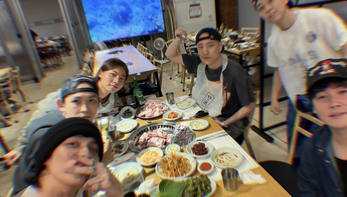minbiraaa's tweet photo. awwwww seneng bgt doi reunian sama temen temen koreanya😍

#bbrightvc https://t.co/pZ1vADQ5dJ