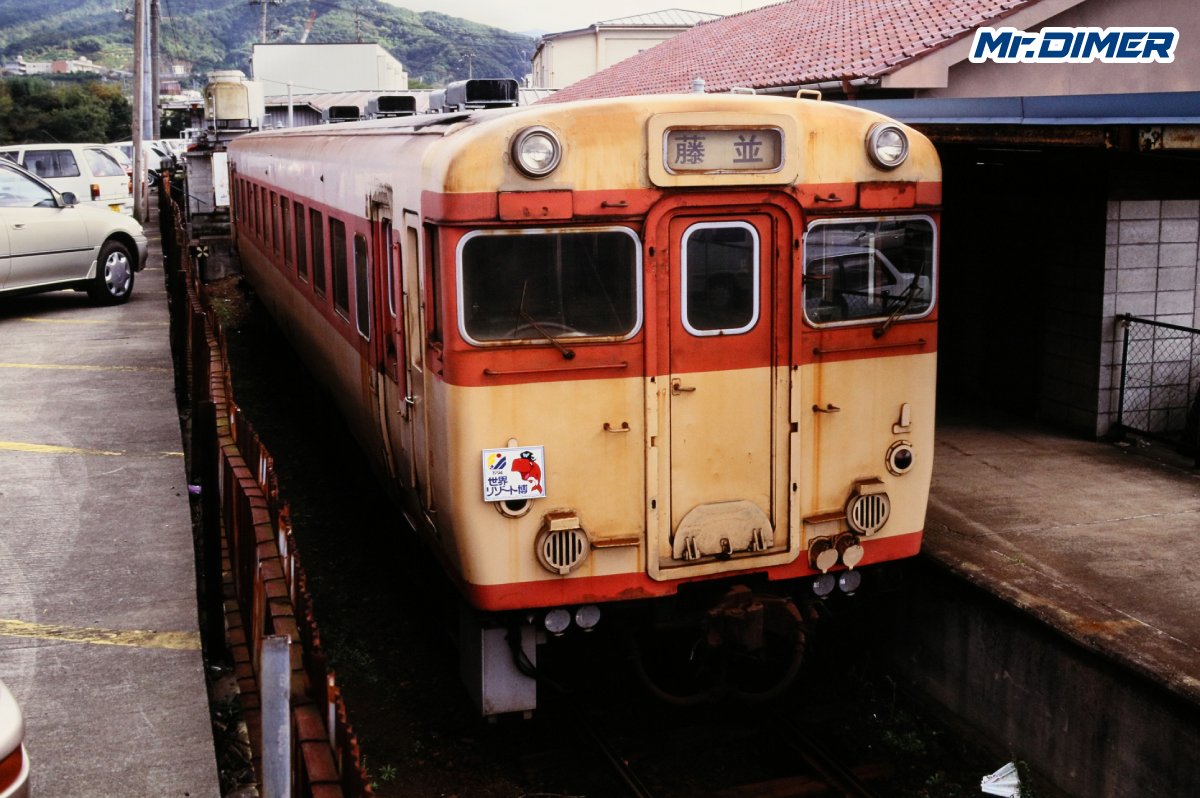 MrDIMER_X's tweet photo. 【廃車になったはずなのに】5年後、JR紀勢本線を走っていたキハ58 136

鉄道の話を調べていると、よくこの話題を見かけます。
「国鉄で廃車になり、部品取りとして有田鉄道へ渡ったキハ58 136が、無車籍のまま営業運転に使われ、しかもJR紀勢本線まで走っていた」

実際、136が国鉄で廃車となった後に有田鉄道へ渡り、1992年頃には営業列車としてJR紀勢本線��湯浅まで走っていたことは記録から確認できます。
しかし、「その時も無車籍だった」という部分については、決定的な根拠が確認できません。
つまりこの話、本当に不思議なのは「無車籍の車両がなぜJR線を走れたのか」ではなく、

「そもそも本当に無車籍だったのか」
ということなのです。

国鉄末期の1987年2月10日、分割民営化を目前にキハ58 136は廃車となりました。
1962年に日本車輌で製造され、小郡機関区に新製配置。山口線系統の急行「あきよし」などに使用された後、岩国へ転属して急行「ちどり」などで活躍しました。

1970年度には冷房化され、1983年には亀山へ転属。関西本線や信楽線、片町線、紀勢本線などの普通列車にも使用されます。
しかし国鉄末期にはキハ58系にも余剰が生じ、136はJRへ継承されることなく廃車となりまし���。
本来なら、ここでこの車両の話は終わるはずでした。

ところが廃車後、キハ58 136は同じく廃車となったキハ58 86とともに、和歌山県の有田鉄道へ渡っています。
当時の有田鉄道には元富士急行のキハ58001などが在籍しており、藤並から国鉄、後のJR紀勢本線へ乗り入れ、湯浅まで走る列車も存在していました。

136と86については、このキハ58001などを維持するための「部品取り車」として譲渡されたとする説明が広く知られています。
ところがキハ58 136には、それだけでは説明しにくい記録が残っています。

1992年。
キハ58001とキハ58 136を組んだ編成が、実際に営業列車として走っているのです。

『旅』1992年9月号には、藤並8時48分発の列車に136が入った記録があります。
さらに当時の映像には、有田鉄道線内だけでなく、JR紀勢本線へ乗り入れ、湯浅まで走る136の姿も残されています。

1987年に国鉄で廃車となったキハ58が、その5年後、今度は有田鉄道の列車としてJR西日本となった紀勢本線を再び走っていたことになります。
では、この時の136はどのような扱いだったのでしょうか。
ここで重要なのが、「国鉄で廃車になった」ことと「有田鉄道でも無車籍だった」��とは同じではないという点です。

国鉄での車籍がなくなった後、譲渡先で営業車として使用するための手続きが行われていたのであれば、国鉄時代の廃車歴とは何も矛盾しません。

しかし現在確認できる資料からは、有田鉄道へ渡った後の136について、どのような手続きが行われ、1992年当時どのような車籍上の扱いだったのかまでは確認できません。
さらに資料によっては、136について「一時期運用された後、部品取りになった」とする記述もあります。

もしこちらが正しければ、話は大きく変わります。

「部品取りの無車籍車を営業運転に使った」のではなく、

「営業に使用されていた車両が、その後部品取りになった」
という可能性が出てくるからです。
そして1992年、有田鉄道のJR紀勢本線への乗り入れは終了しました。

キハ58 136��湯浅まで走った姿は、国鉄時代から続いてきた有田鉄道の本線乗り入れ、その最後期に残された光景でもあります。

「無車籍の部品取り車がJR線を走った」
よく見かけるこの話ですが、現時点でそこまで言い切れる資料は見つかりません。

ただ、それでこの話の面白さが薄れるわけではありません。

1987年、国鉄で廃車。
その5年後の1992年。
キハ58 136は、再び紀勢本線を走っていました。

国鉄時代には自らの所属する鉄道の線路だった場所を、今度は有田鉄道から乗り入れてきた車両として走る。
その間に国鉄はなくなり、線路の名前はJR西日本へ変わっていました。

なぜ136が営業列車に使われたのか。
その時、正式にはどのような扱いだったのか。
まだ分からない部分は残っています。

それでも映像には、キハ58001と編成を組み、乗客を乗せて紀勢本線を走る136の姿が確かに残っている。

車歴表だけを見れば、1987年2月10日で終わった一両。
しかし、その「廃車」の5年後にも、キハ58 136は確かに走っていた。

だからこの車両は、今でも時折語られるのかもしれません。

（マイミー）