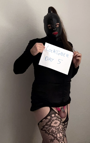 sissyfemboycom's tweet photo. #Loctober Day 5. Good Monday locked up. 

I hope the cage doesn’t get too hard to bear, because it’s far from over, with @TravOceane

#chastity #sissyexposure #femboy https://t.co/2ClWbxxrbT