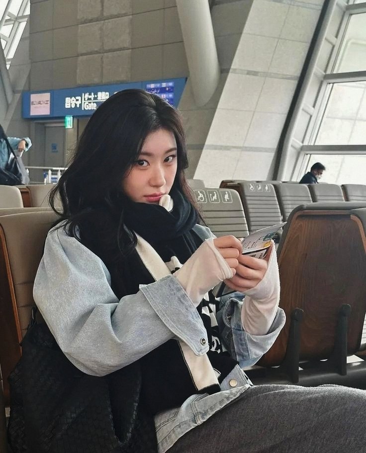 savaiszm's tweet photo. ㅤ️️ ️
ㅤ
ZRH — Zurich Airport. 🇨🇭
Monday, Oct. 05, 2026. 

Got myself a personal photographer even at the airport. At this point, I might as well start acting like a celebrity. :P Thank you, Mr. Boyfriend! 
ㅤ️️ ️
ㅤ https://t.co/0evdrokjZw