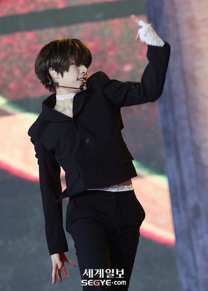junniemowa's tweet photo. Please help us find gyus waist :/ https://t.co/qLnWNf4xNt