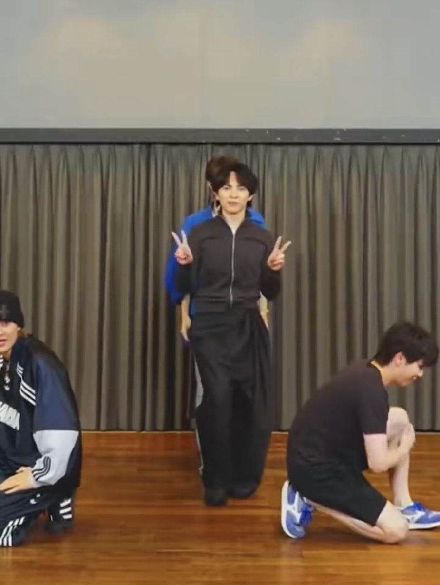 Seiko9N's tweet photo. 菩薩ポーズからの〜……ピス✌✌

可愛いかよ‼️🤣🤣

#吉田仁人 https://t.co/zNkgrbzcZN