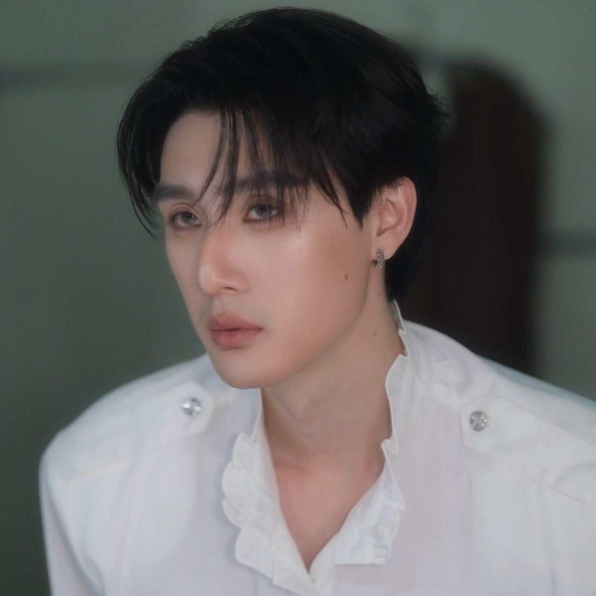 doublespink's tweet photo. คำสั่งจากเบื้องบนให้ลงมาจัดการคุณหนูหลิน  กฎคือห้ามตกหลุมรัก ทำได้ไหมจางเฮ่อ

"สวยขนาดนี้ จัดการไปก็คงเสียดายแย่"

"คิดจะทำอะไร!"

——

"หลินเหม่ยใช่ไหมครับ"

"ครับ คุณ?"

"จางเฮ่อครับ อ่อ พอดีมีคำสั่งให้ผมมาจัดการคุณแต่ผมไม่อยากทำ"

"แล้วมาบอกผมทำไม"

"ผมชอบคนสวย"

"ประสาท" https://t.co/2PN524V4ML