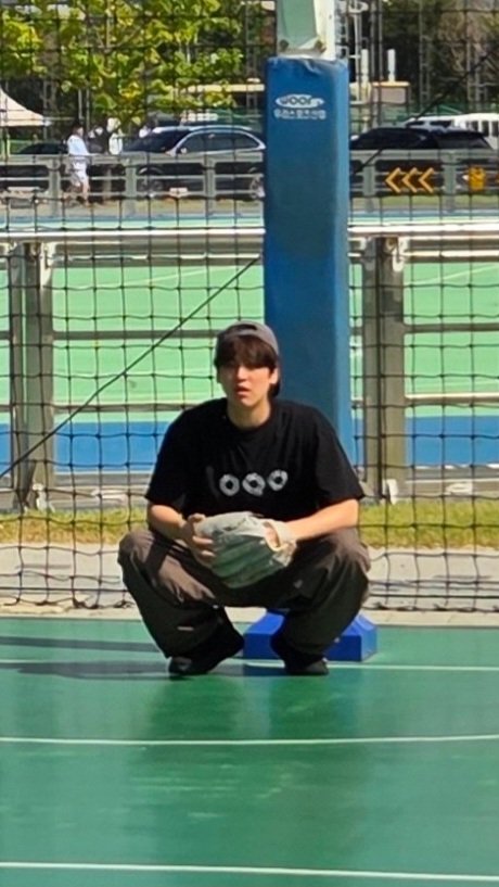 jiwonmuse's tweet photo. JUNG CHANWOO PAKE SNAPBACK BUSET ADEEEK GANTENG GAK ADA OBAT 😭😭 https://t.co/vtJdvnvyMD