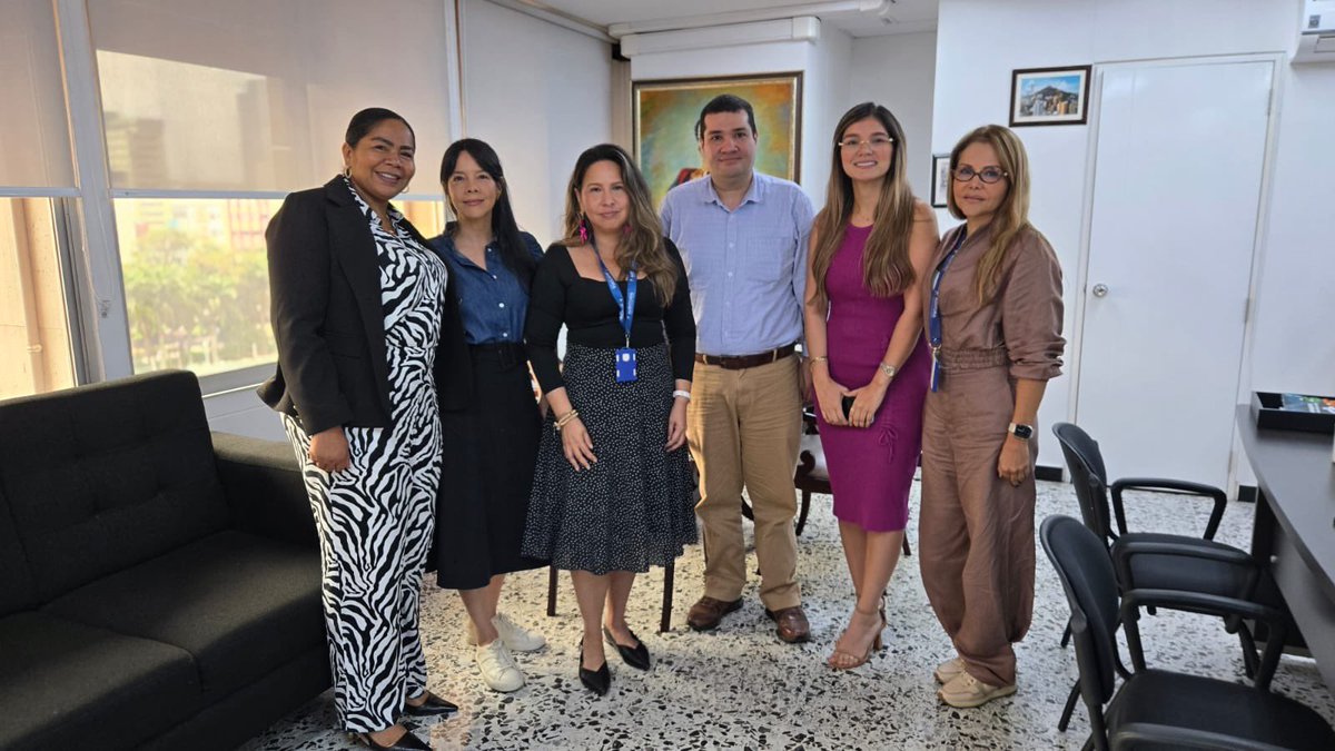 AuditoriaGen's tweet photo. La Gerencia Seccional III Cali y la Contraloría General de Santiago de Cali realizaron una mesa de trabajo con seguimiento a actividades desarrolladas por Comité de Control Social. Allí abordaron obras inconclusas y acciones articuladas que promueven la participación ciudadana. https://t.co/vQ5KH5nv2c